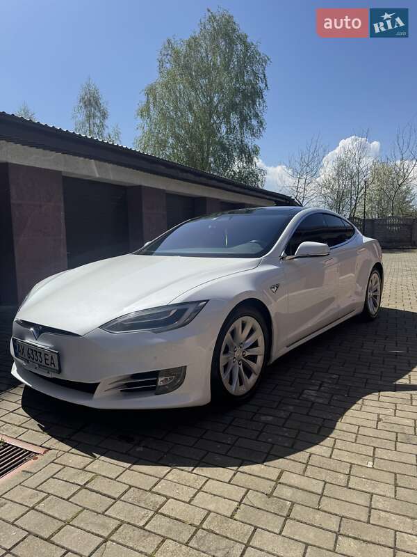 Лифтбек Tesla Model S 2017 в Ивано-Франковске