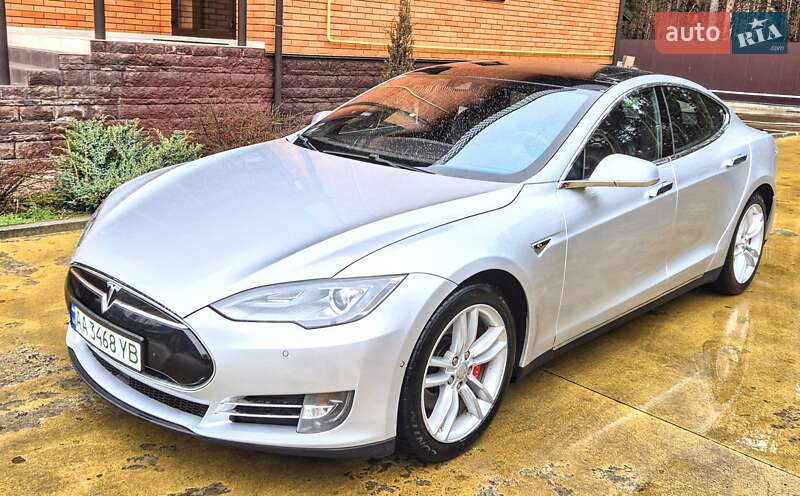 Лифтбек Tesla Model S 2015 в Киеве фото 3 Лифтбек Tesla Model S 2015 в Киеве