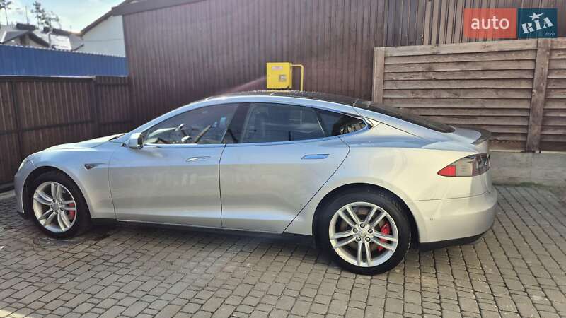 Лифтбек Tesla Model S 2015 в Киеве фото 26 Лифтбек Tesla Model S 2015 в Киеве