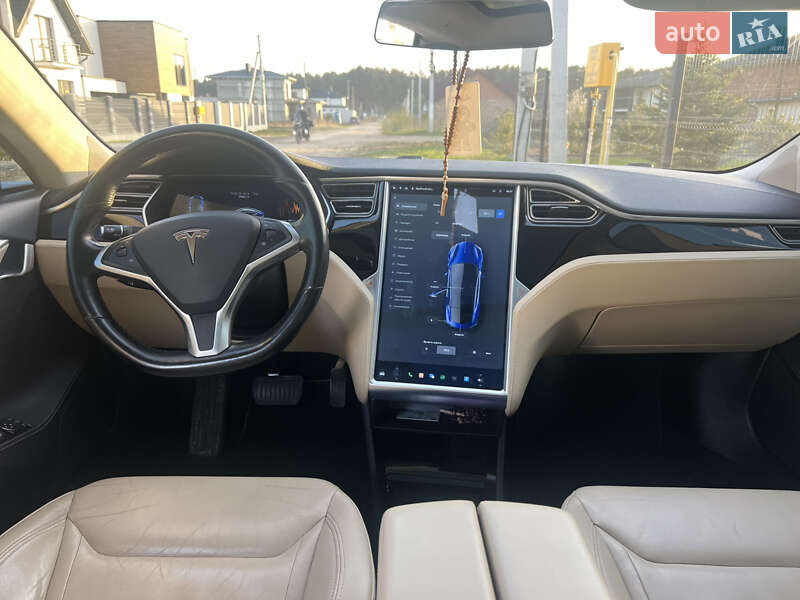 Лифтбек Tesla Model S 2015 в Львове