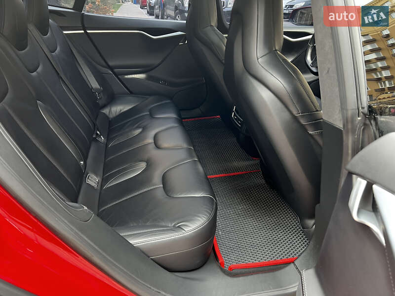 Ліфтбек Tesla Model S 2016 в Києві