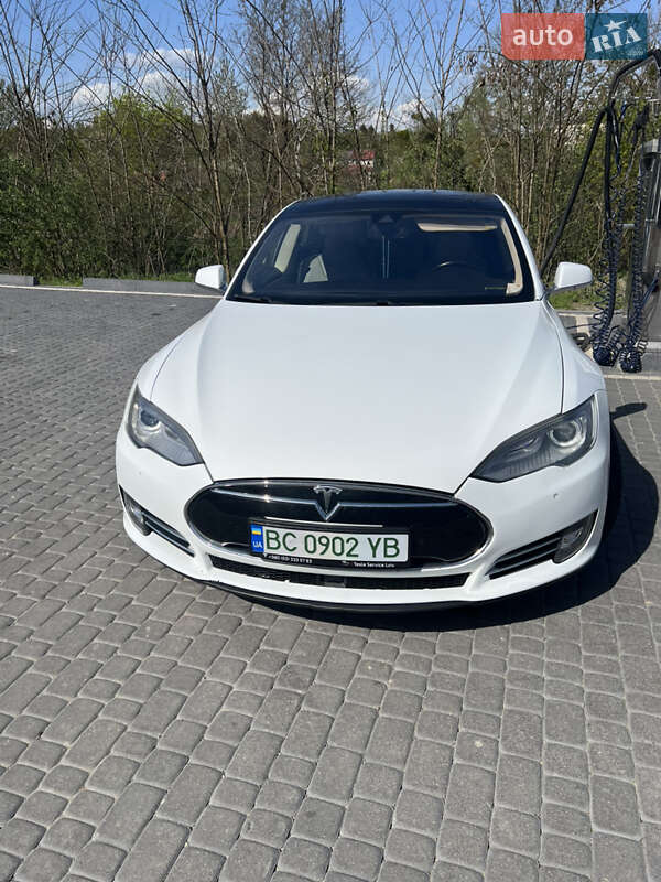 Лифтбек Tesla Model S 2015 в Львове
