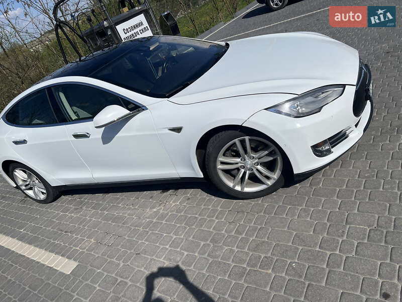 Лифтбек Tesla Model S 2015 в Львове