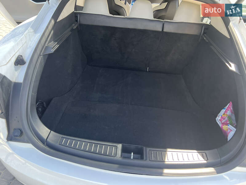 Лифтбек Tesla Model S 2015 в Львове