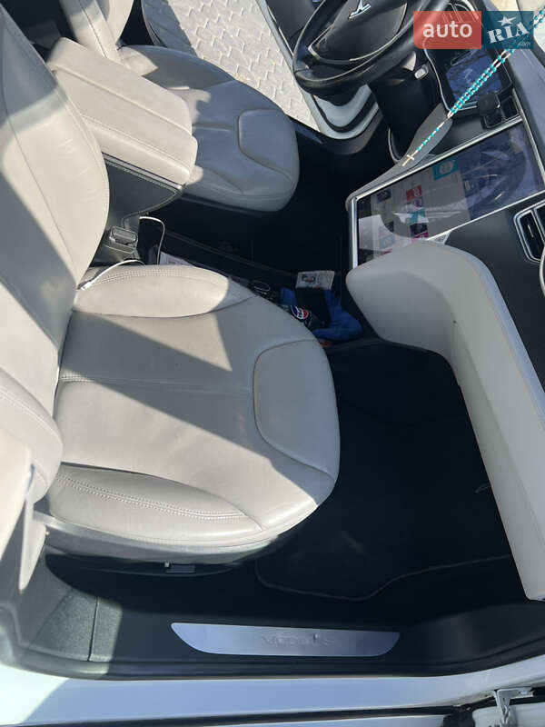 Лифтбек Tesla Model S 2015 в Львове