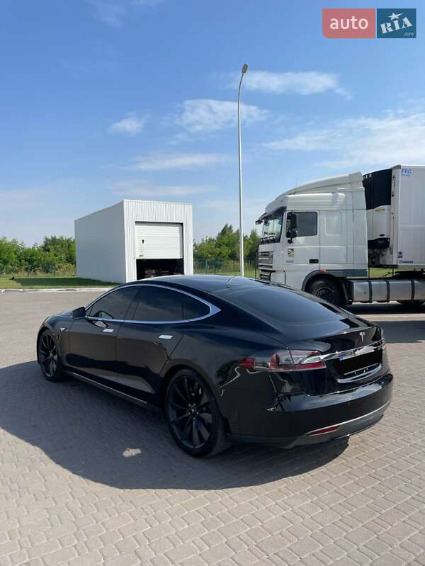 Лифтбек Tesla Model S 2015 в Ровно