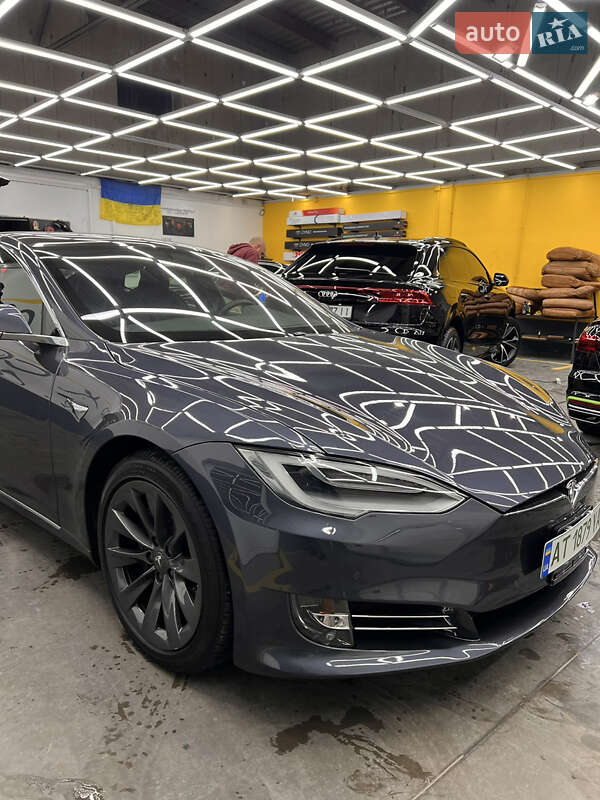 Tesla Model S 2020