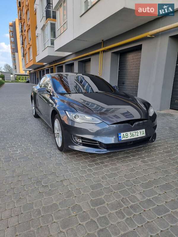 Лифтбек Tesla Model S 2015 в Виннице