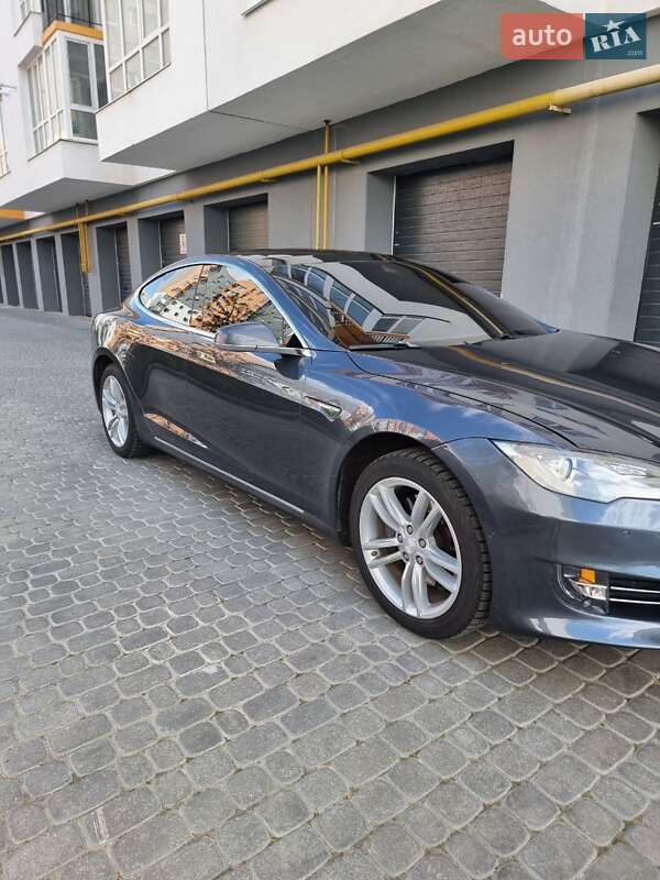 Лифтбек Tesla Model S 2015 в Виннице