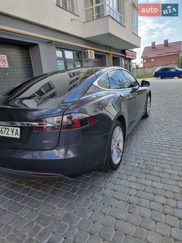 Лифтбек Tesla Model S 2015 в Виннице