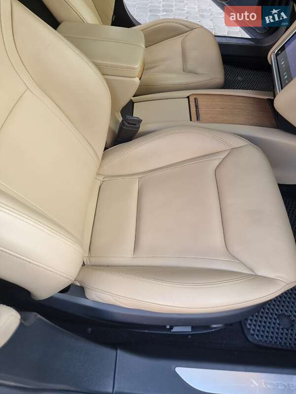 Лифтбек Tesla Model S 2015 в Виннице