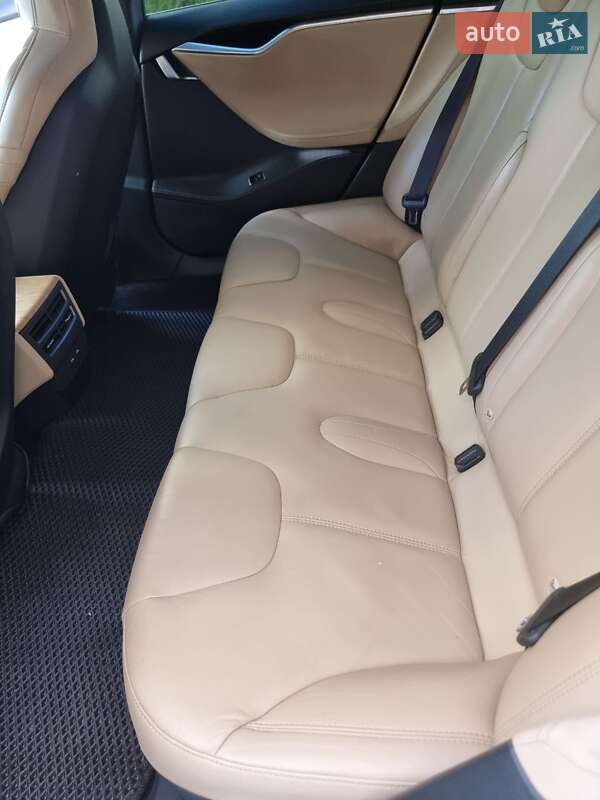 Лифтбек Tesla Model S 2015 в Виннице