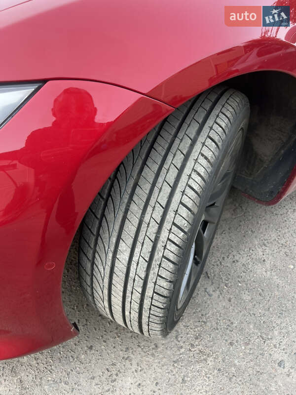 Лифтбек Tesla Model S 2017 в Ровно
