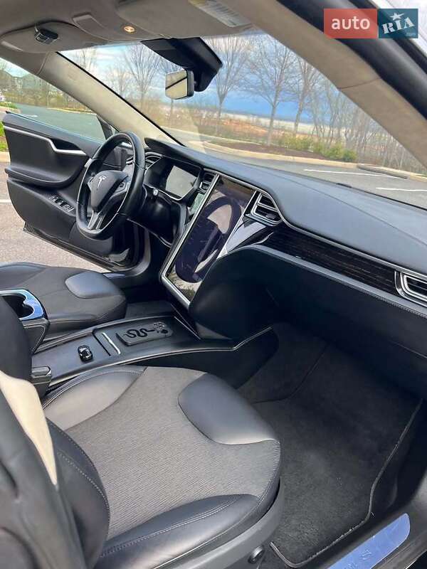 Лифтбек Tesla Model S 2016 в 