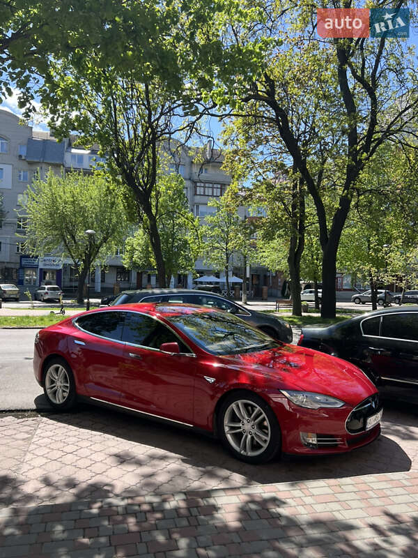 Лифтбек Tesla Model S 2015 в 