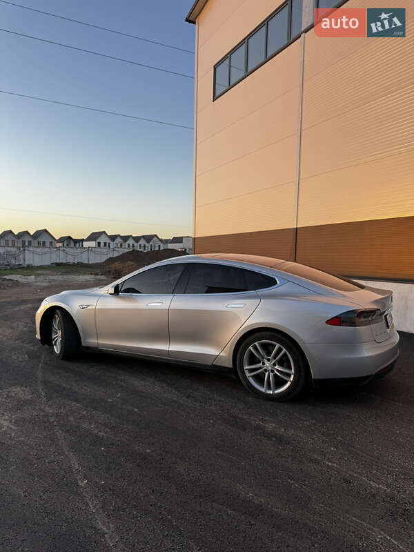 Лифтбек Tesla Model S 2014 в Киеве