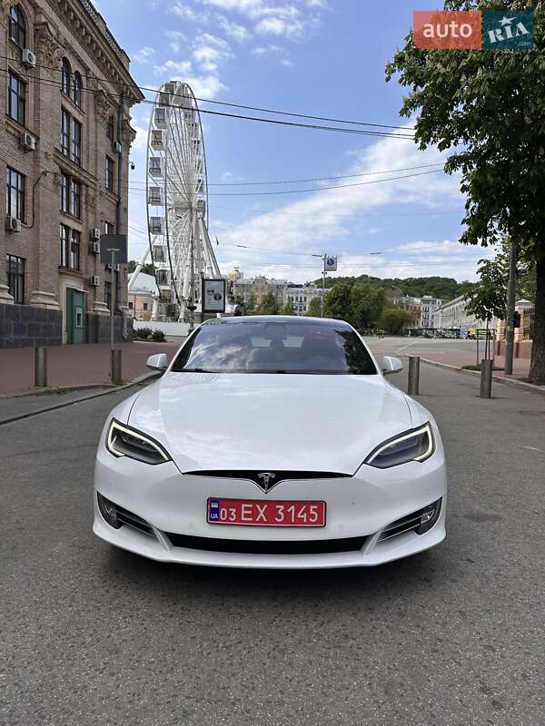 Лифтбек Tesla Model S 2018 в Киеве
