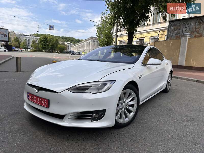 Лифтбек Tesla Model S 2018 в Киеве