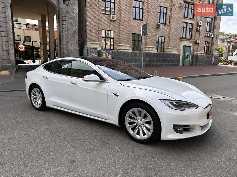 Лифтбек Tesla Model S 2018 в Киеве