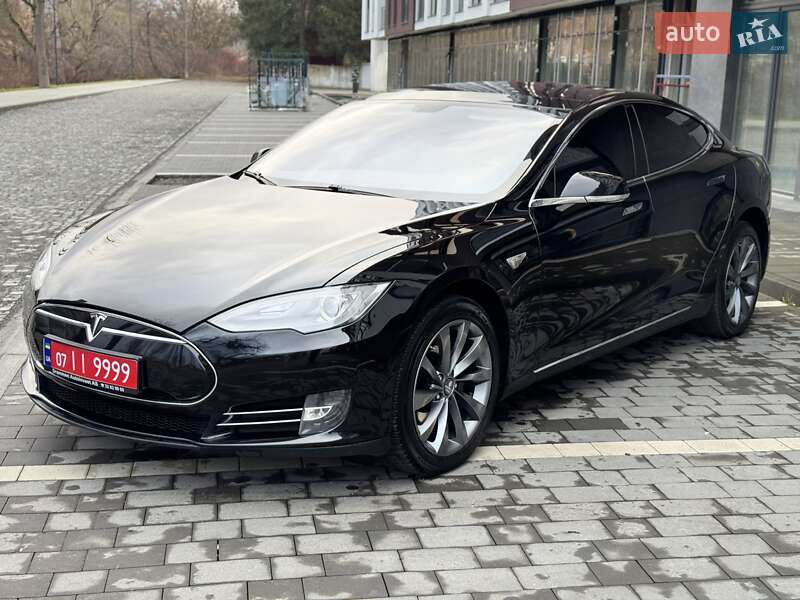Лифтбек Tesla Model S 2013 в Сваляве