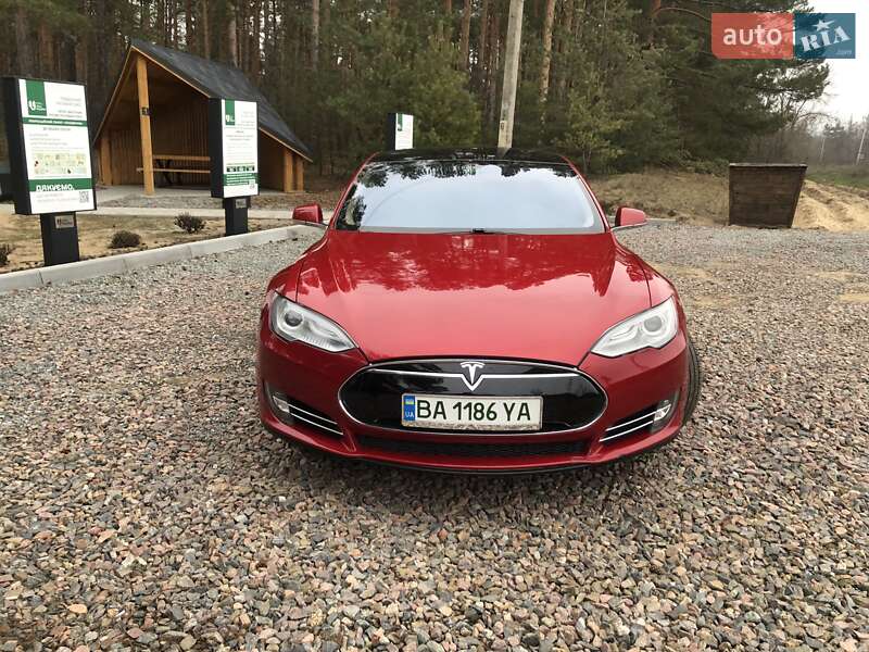 Лифтбек Tesla Model S 2014 в Саврани
