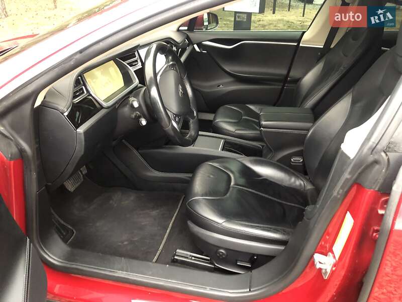Лифтбек Tesla Model S 2014 в Саврани
