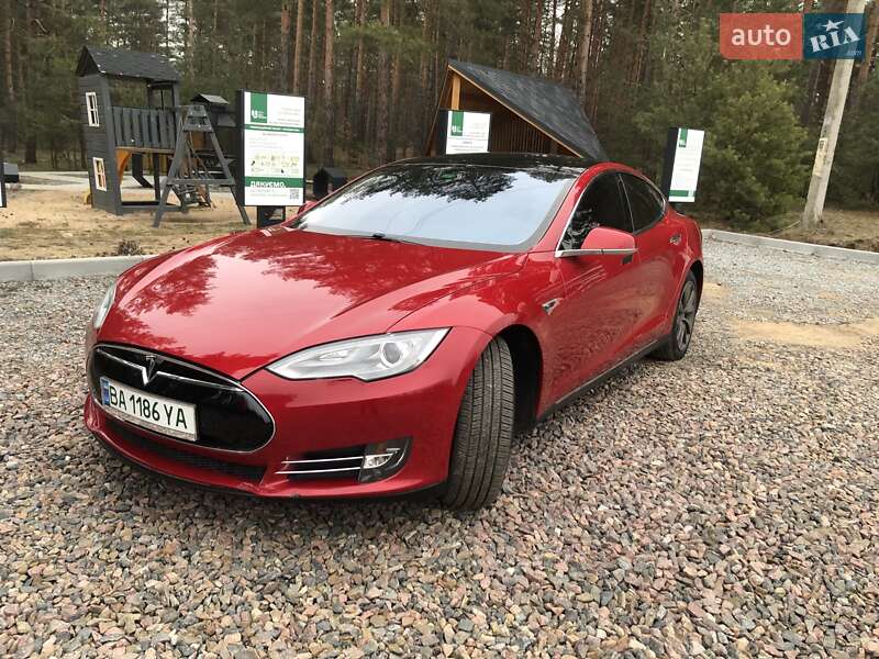 Лифтбек Tesla Model S 2014 в Саврани