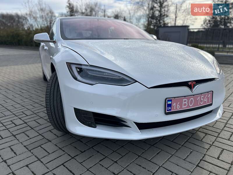 Лифтбек Tesla Model S 2017 в Львове