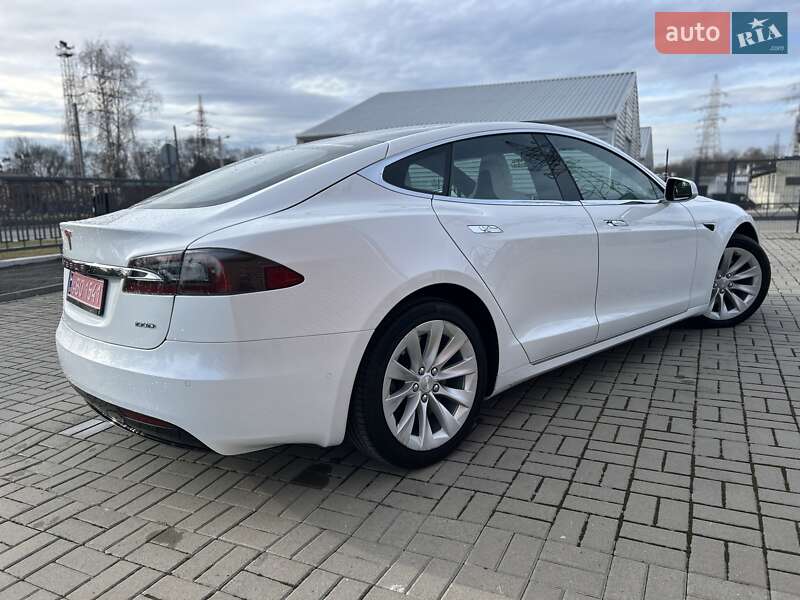 Лифтбек Tesla Model S 2017 в Львове