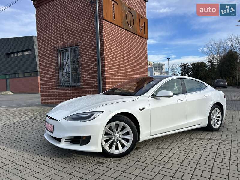 Лифтбек Tesla Model S 2017 в Львове