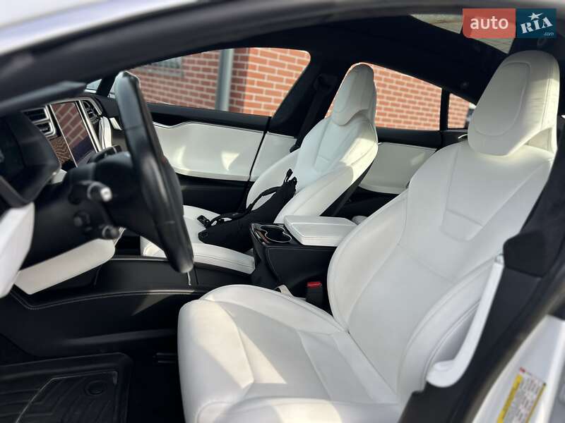 Лифтбек Tesla Model S 2017 в Львове