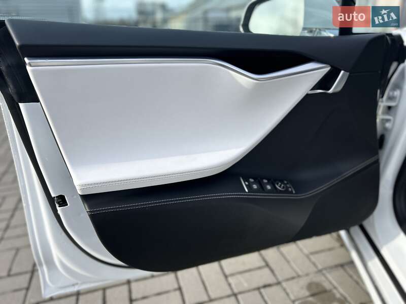 Лифтбек Tesla Model S 2017 в Львове