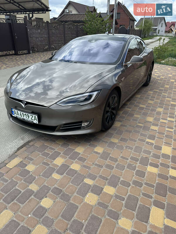 Лифтбек Tesla Model S 2016 в 