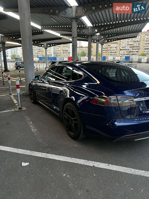 Tesla Model S 2015