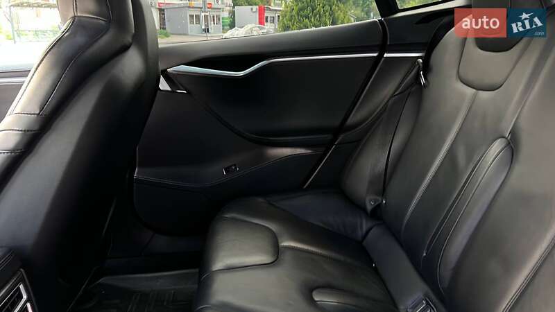 Ліфтбек Tesla Model S 2016 в Львові