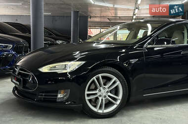 Лифтбек Tesla Model S 2013 в 