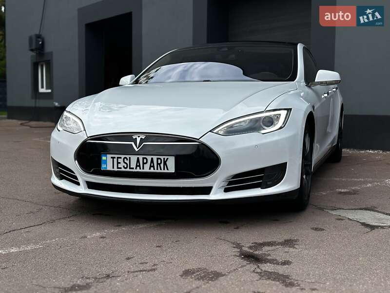 Лифтбек Tesla Model S 2015 в Киеве