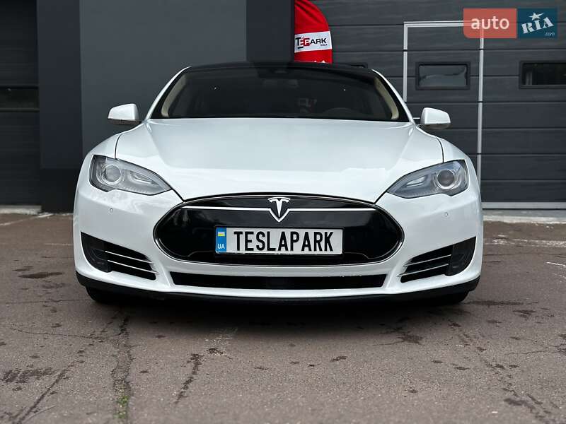 Лифтбек Tesla Model S 2015 в Киеве