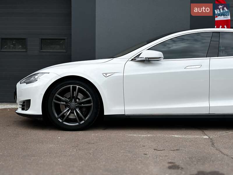 Лифтбек Tesla Model S 2015 в Киеве