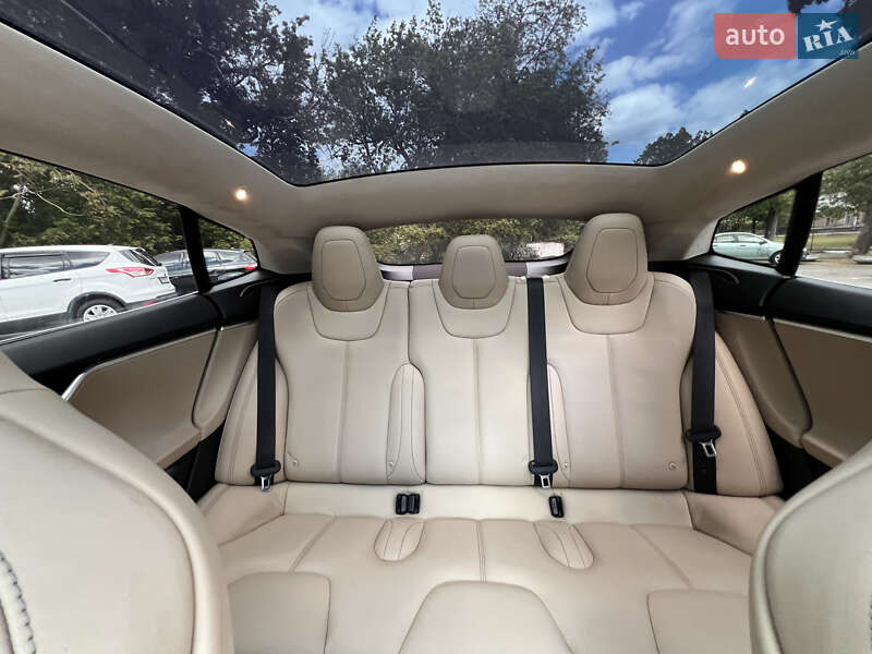 Ліфтбек Tesla Model S 2017 в Дніпрі