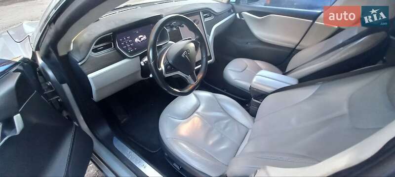 Лифтбек Tesla Model S 2015 в Львове