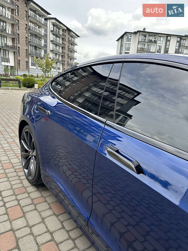 Лифтбек Tesla Model S 2016 в Львове