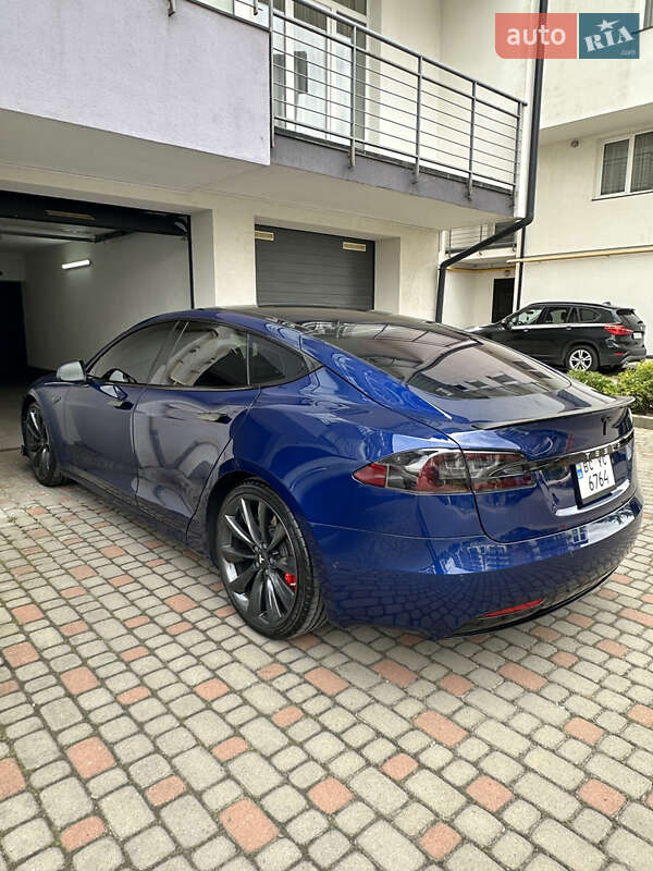 Лифтбек Tesla Model S 2016 в Львове