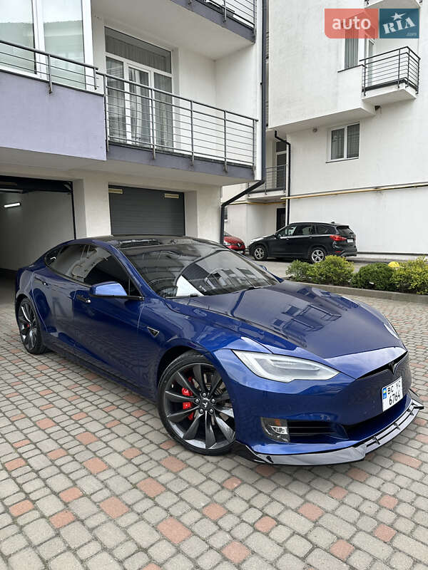 Лифтбек Tesla Model S 2016 в Львове