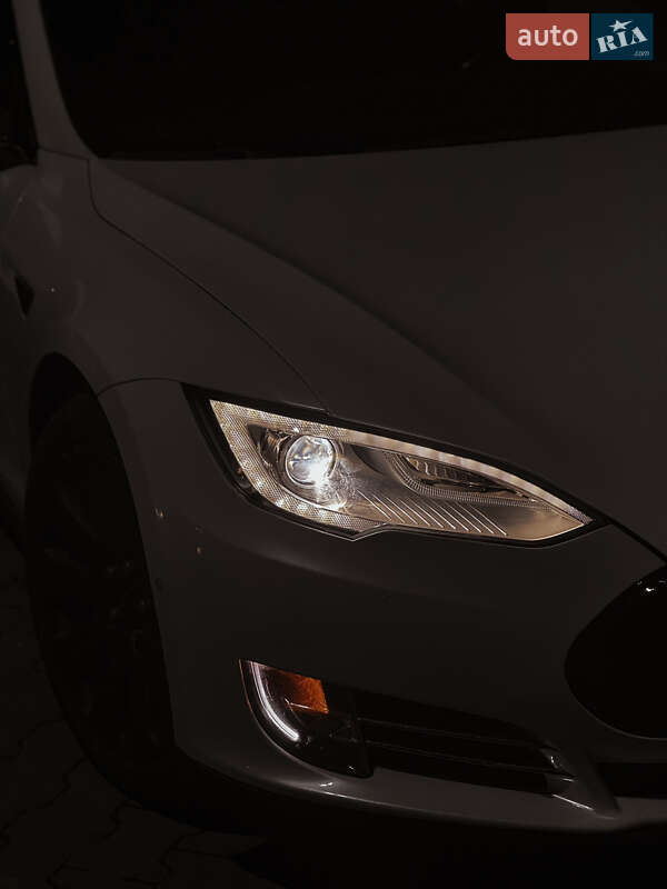 Ліфтбек Tesla Model S 2014 в Чернівцях