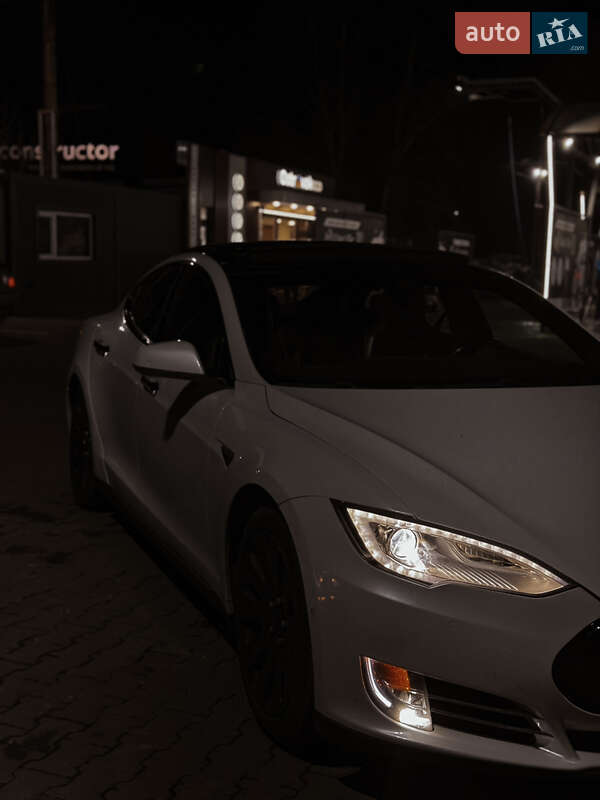 Седан Tesla Model S 2014 в Черновцах