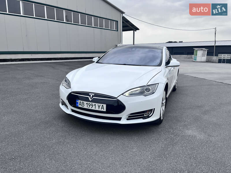 Лифтбек Tesla Model S 2015 в Виннице