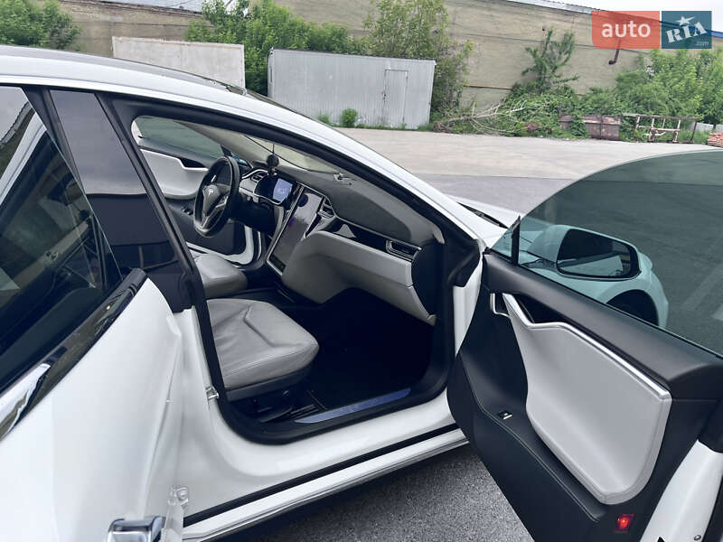 Лифтбек Tesla Model S 2015 в Виннице