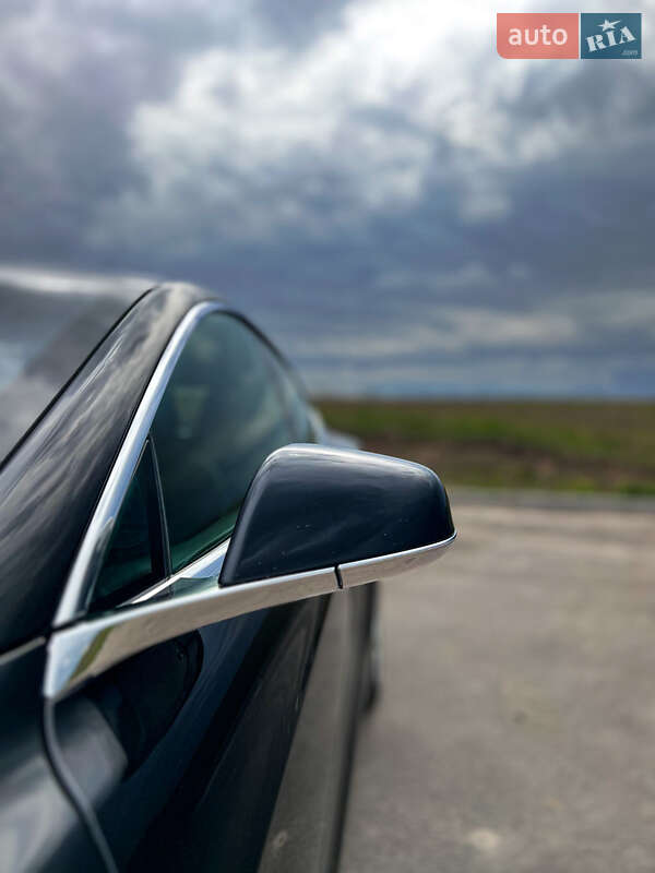 Ліфтбек Tesla Model S 2017 в Рівному