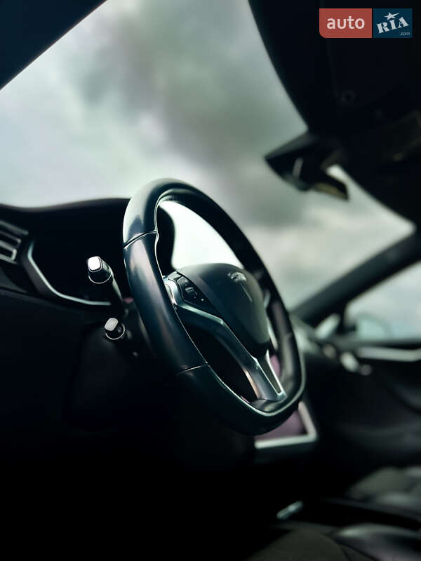 Лифтбек Tesla Model S 2017 в Ровно